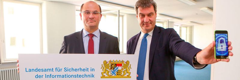 Finanz- und Heimatminister Dr. Markus Söder (r.) und Finanzstaatssekretär Albert Füracker bei einer Pressekonferenz zum neuen Landesamt für IT-Sicherheit, das im Herbst 2017 gegründet wird