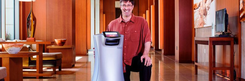 Savioke-CEO Steve Cousins mit seinem preisgekrönten Liefer-Roboter "Relay"
