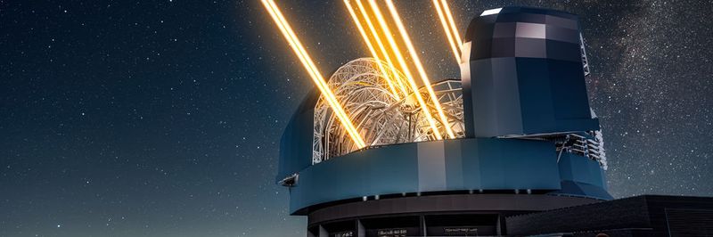 Diese künstlerische Darstellung zeigt das Extremely Large Telescope auf dem Cerro Armazones im Norden Chiles in Betrieb. Das Teleskop ist hier zusammen mit den Lasern gezeigt, die künstliche Sterne in der Hochatmosphäre erzeugen. An der Grundsteinlegungszeremonie für das Teleskop am 26. Mai 2017 nahm die chilenische Präsidentin Michelle Bachelet Jeria teil.