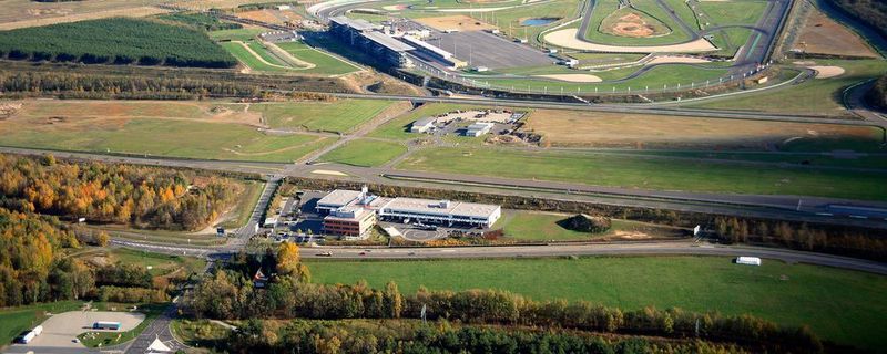 Der Lausitzring und das Dekra Technology Center (im Vordergrund).