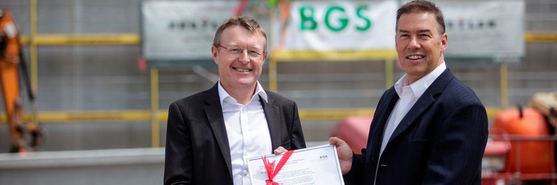 Dr. Andreas Ostrowicki (li.), Geschäftsführer der BGS, und Walter Löffler, Geschäftsbereichsleiter bei Freyler, mit dem gerahmten Richtspruch zum 14-Mio.-Euro-Projekt.