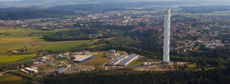 Blick auf Rottweil und den 246 Meter hohen Testturm der Aufzugssparte von thyssenkrupp.