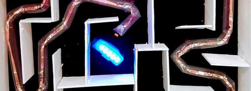 Der wachsende Roboter schlängelt sich durch ein Labyrinth. Der Kunstoffüberzogene Automat kann durch Wachstum klebrige oder verwikelte Gänge überwinden und so in Bereich vordringen, die mit herkömmlichen Menthoden kaum zu erreichen sind.