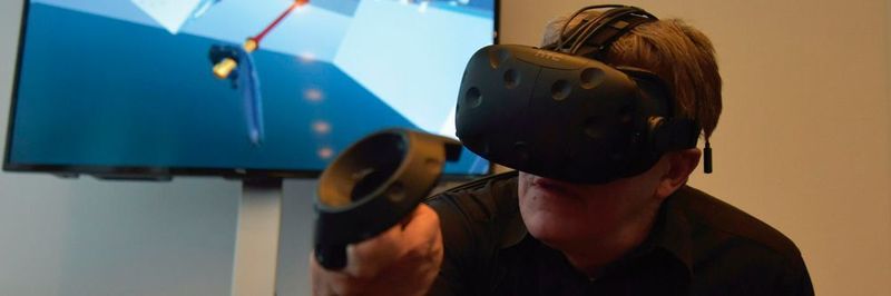Servicemitarbeiter trainieren mit Hilfe von Virtual Reality die verschiedenen Arbeitsschritte, die für die Wartung eines Scara-Manipulators an der Reinigungszelle EcoCFlex 3 nötig sind.