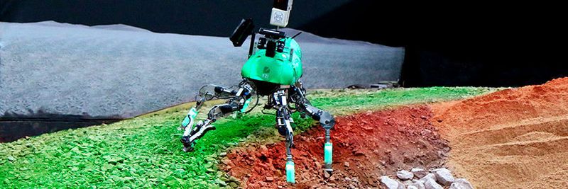 Der Laufroboter Lauron wurde am FZI entwickelt und kann sich selbst in unwegsam Gelände sicher fortbewegen. Im Projekt intelliRISK setzt ihn das FZI als Test- und Evaluationssystem ein.