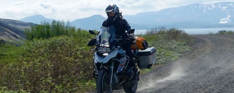 BMW auf dem Weg zum Absatzrekord 2017: Auf Modellebene führen weiterhin die zwei Reiseenduros R 1200 GS und GS Adventure die Rangliste der BMW-Topseller an.