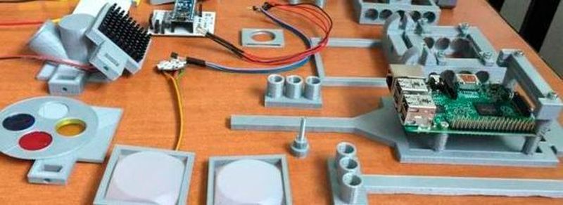 Kostengünstiges Labor zum Selberbauen: Das Gerüst des FlyPi-Systems lässt sich im 3D-Drucker herstellen und selbst montieren, Elektronik und motorisierte Teile mithilfe von Open-Source-Software selbst programmieren.