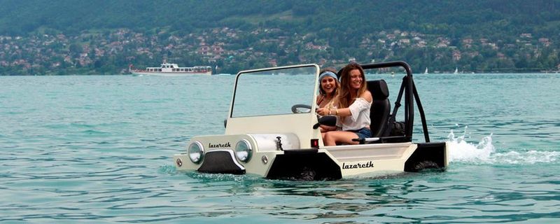 Dieses Mal geht es nicht um Leistung: Der französische Auto- und Motorradtuner Ludovic Lazareth hat dem Mini Moke das Schwimmen beigebracht.