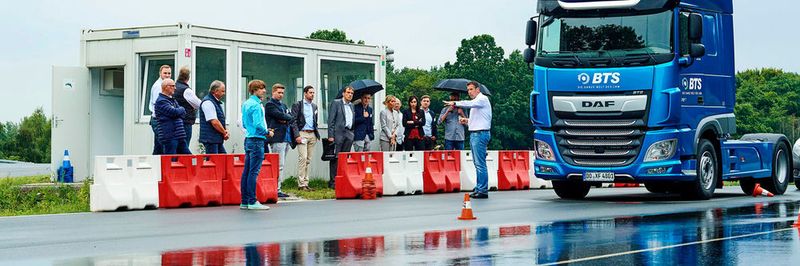 André Bubenzer (vorn) vom „LaSiSe“-Team führte den Teilnehmern auf der Teststrecke Fahrversuche vor.