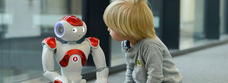 Kinder lernen mit Robotern – Der menschenähnliche Roboter vom Typ Nao wird für die Sprachvermittlung mit einem Tablet-PC kombiniert und soll Kinder beim Lernen einer Zweitsprache unterstützen.