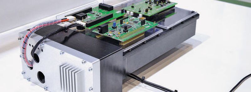 Demonstratoraufbau mit modularem System Stromanregung, analoge Signalaufbereitung und ATM32F4 Evaluation Board.