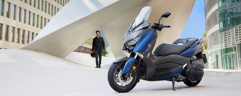 Auch Roller brauchen Facelifts. Der Yamaha X-MAX 400 punktet mit mehr Platz, verbesserter Ausstattung, gesteigertem Fahrkomfort und ein wenig mehr Technik.