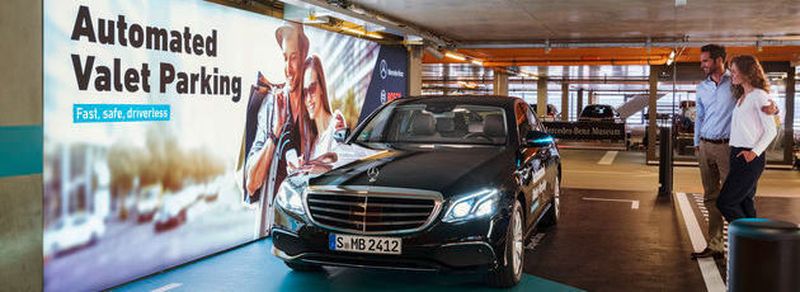Das automatische Valet-Parken im Parkhaus des Stuttgarter Mercedes-Benz-Museums wird mithilfe der Parkhaus-Infrastruktur von Bosch und dr Fahrzeugtechnik von Mercedes-Benz realisiert.