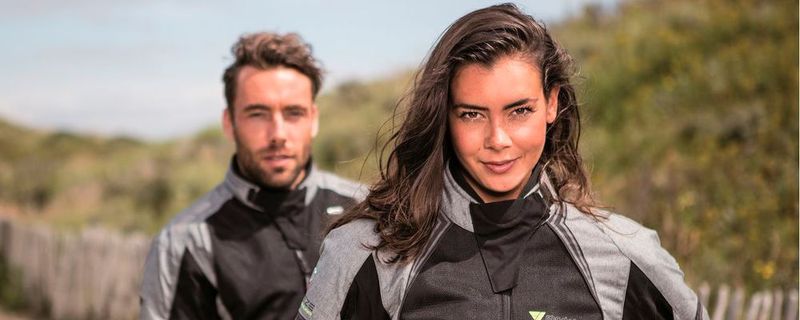 Modeka präsentiert die Sommerjacke Breeze in zwei neuen Farbkombinationen: Grau/schwarz und...