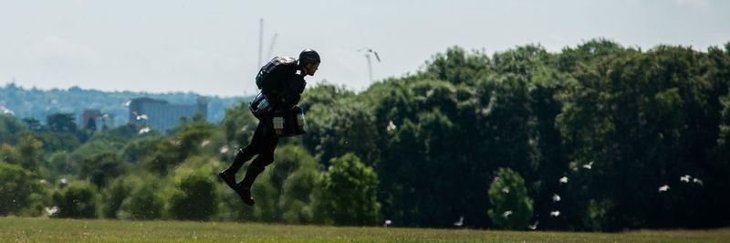 Gravität adé: Der düsengetriebene Anzug Deadalus verleiht Flügel.