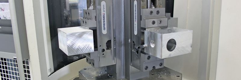 Wechselpalette (500 x 500 mm) mit einem «Gressel-Spannturm 4-fach» und darauf aufgebaut vier NC-Schnellspannsysteme «Gripos».