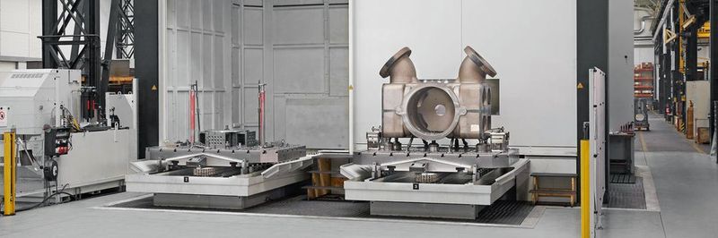 Nebenzeiten gesenkt: Ein bereits vorbereiteter Werkstücktisch steht in Warteposition und fährt dann nur noch zum Einsatz in die Maschine. So erspart sich Burckhardt viel kostbare Aufspannzeit.