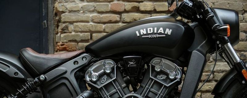 Wie die gerade neu auf den Markt gekommene Triumph Bobber zitiert auch das neue US-Bike die als typisch für diese Motorradgattung geltenden Details: gekürzte Federn, minimalisierte Ausstattung, viel schwarzer Lack und ein Einzelsitz mit sportlicher Sitzposition gehören dazu.