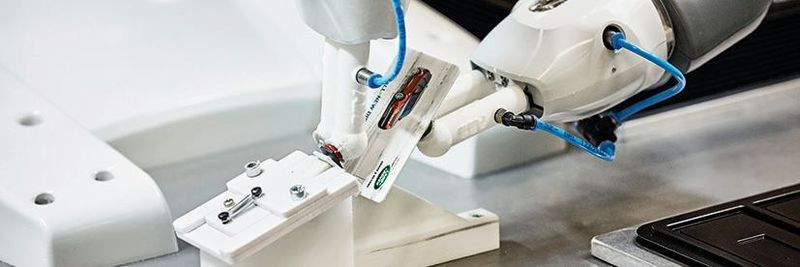 YuMi automatisiert beispielsweise den lasergestützten Prozess beim präzisen Anbringen von Klebepunkten auf vielfältigen Formen für USB-Memory-Sticks und Kreditkarten.