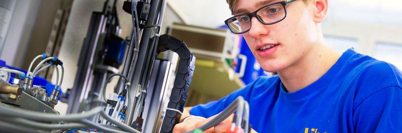 Wer sich die Hightech-Welt der Maschinenindustrie fasziniert kanneine technische oder kaufmännische Berufsausbildung machen. Zum Beispiel an einer der LIBS-Standorte in den Kantonen Aargau, St. Gallen oder Zürich. Der/Die heutige Polymechaniker/in im Fachbereich Fertigung produziet zum Beispiel grosse und kleine Maschinenelemente für ein Motor. (LIBS steht für Industrielle Berufslehren Schweiz)
