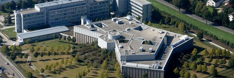 Vom Datacenter-Standort in Erding versorgt die Amadeus Gruppe Kunden aus aller Welt mit diversen Services rund um das Thema Reise: von der ersten Suche bis zur Buchung, von der Preisgestaltung und dem Ticketing bis hin zur Verwaltung, von Reservierungen und vom Check-in bis zur Abreise. Laut Amadeus verarbeiten die zugrunde liegenden Systeme fast vier Milliarden Transaktionen pro Tag.