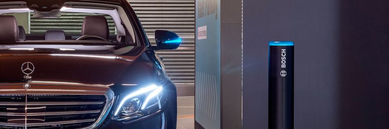 Möglich wird das fahrerlose Parken mithilfe einer intelligenten Parkhaus-Infrastruktur von Bosch im Zusammenspiel mit der Fahrzeugtechnik von Mercedes-Benz. Die Sensoren für die Parkhausinfrastruktur sowie die Kommunikationstechnik kommen von Bosch.