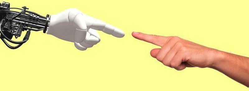 Roboter und Mensch arbeiten zusammen: In einer zunehmend komplexeren Arbeitswelt kommt es auf Fachwissen an.