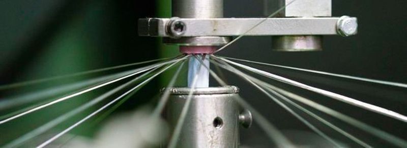 Beim Flechten werden dünne Drähte aus Kupfer oder verzinntem Kupfer um die Adern geflochten. Das macht die Leitungen immun gegen elektromagnetische Interferenzen.