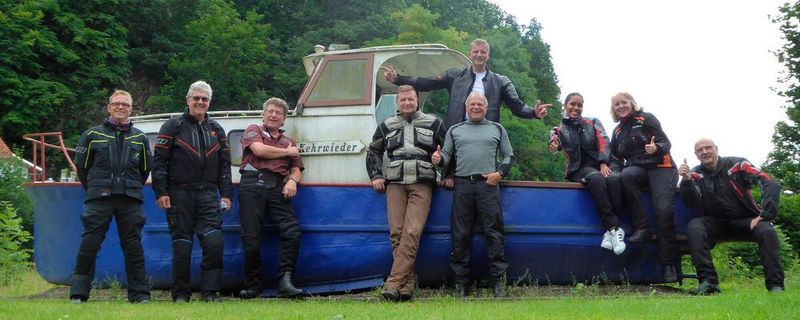 Der Kapitän von Gruppe sechs und seine Crew.