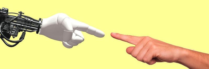 Roboter und Mensch arbeiten zusammen: In einer zunehmend komplexeren Arbeitswelt kommt es auf Fachwissen an.