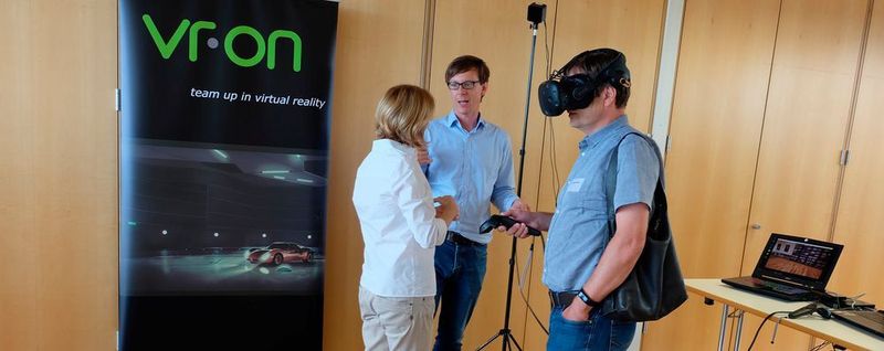 Die Plattform Stage von vr-on ermöglicht erstmals im B2B-Bereich den schnellen und unkomplizierten Aufbau einer kollaborativen Virtual Reality Session zwischen mehreren Standorten.