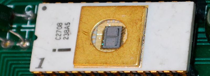 Intel 2708 NMOS-EPROM-Chip (1974): Mit 1 KByte nichtflüchtigem Speicher stellte der per UV-Licht lösch- und anschließend wiederprogrammierbare Speicherbaustein einen maßgeblichen Schritt in Richtung modernem Embedded Computing dar. Für diese und zahlreiche weitere bahnbrechenden Entwicklungen wurde George Perlegos auf dem Flash Memory Summit mit dem Lifetime Achievement Award ausgezeichnet.