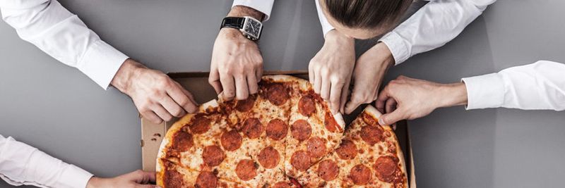 Die Amazon-Gründer Jeff Bezos zugeschriebene Zwei-Pizza-Regel empfiehlt: Kleine, schnell agierende Teams sollten mit zwei Pizzen zu sättigen sein.