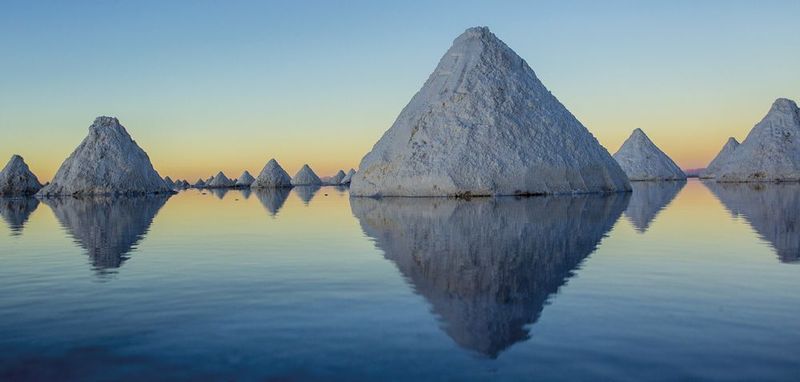 Abb. 1: In der Natur sind Salzvorkommen wie hier im bolivianischen Salar de Uyuni wichtige Ressourcen. Die Analytik fordern salzhaltige Proben regelmäßig heraus.
