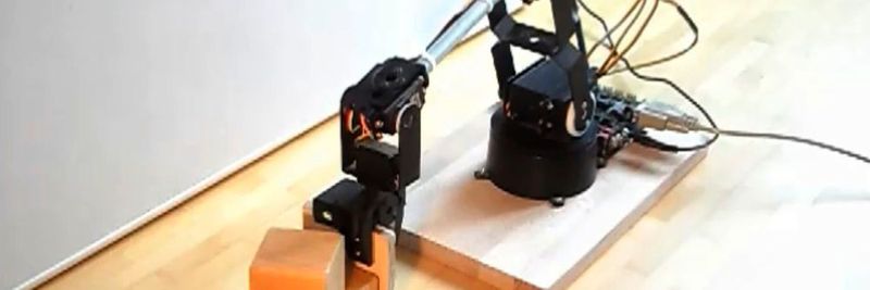Roboterarm-Steuerung als Beispiel für ein Embedded-Software-System.