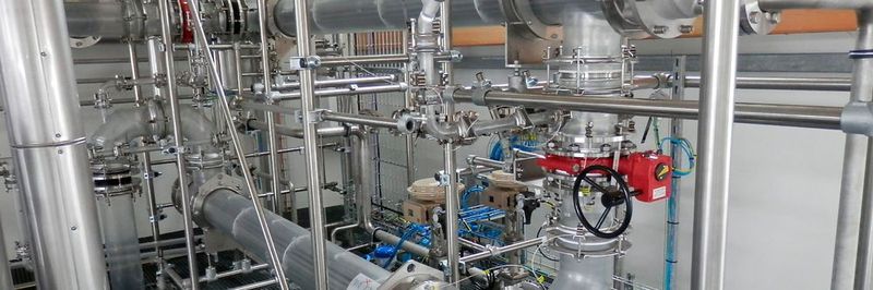 Für SAS Pivert hat DDPS eine Pilot-Biomasseanlage für die Verarbeitung von Ölsaaten, bestehend aus enem Druckbehälter, einer Destillationskolonne für die kontinuierliche Vakuum-Destillation, einer Einheit für die Speicherung des abgeschiedenen Kondensats sowie den dazugehörenden Peripherieanlagen in Sid-Bauweise entwickelt.