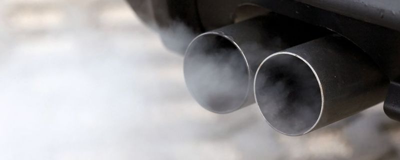 Der Anteil an Stickoxiden (NOx) im Abgas ist bei Euro-6-Fahrzeugen deutlich geringer als bei Autos mit Euro-5-Technik.
