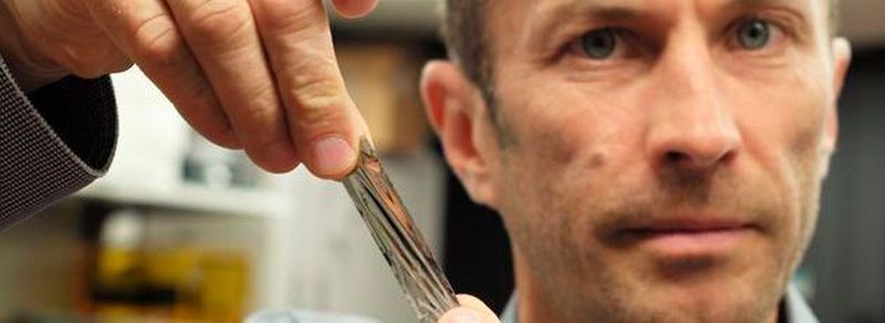 Das Rekordband: IBM-Wissenschaftler Mark Lantz hält einen Bandschnipsel mit der Fläche von einem Quadratzoll in die Kamera. Auf dieser Fläche lassen sich mit dem aktuell entwickelten Verfahren 201 Gigabyte Daten speichern.