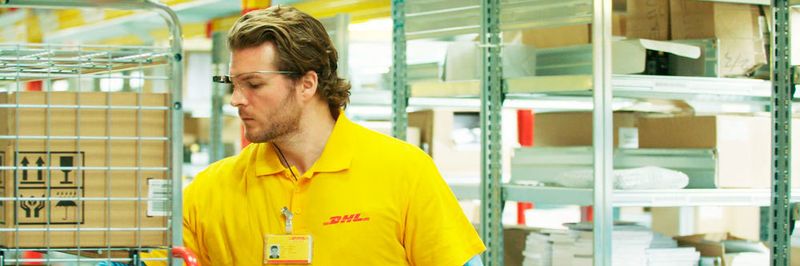 Die neue Datenbrille von Ubimax soll die Kommissionierung in DHL-Lagern revolutionieren. Bis zu 15 % schneller könnten Lagerfachkräfte mit ihrer Hilfe arbeiten.