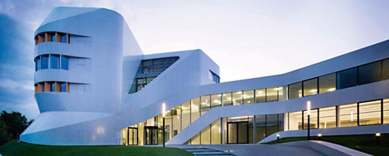 Zukunft gestalten: Das Zentrum für Virtuelles Engineering ZVE ist Hauptsitz des Fraunhofer-Instituts für Arbeitswirtschaft und Organisation, einem Gründungsmitglied des neuen Fraunhofer-Verbunds Innovationsforschung.