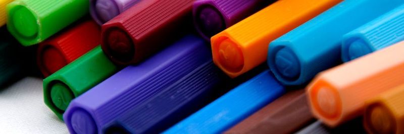 Einzelne Objekte mit unterschiedlichen Eigenschsften (hier die Farben) bilden die Klasse der Filzschreiber. Dieses Entwicklungsparadigma lässt sich auf die Embedded-Entwicklung übertragen.