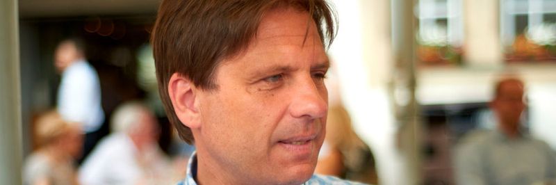 Auf der dritten Tübinger Innovationskonferenz TEDx Mitte Juli berichtet Böhm von seinem bisherigen Lebensweg, der – trotz des Verlustes seines Augenlichts – von großem Optimismus geprägt ist. Böhm trägt ein Netzhautimplantat von Retina Implant.