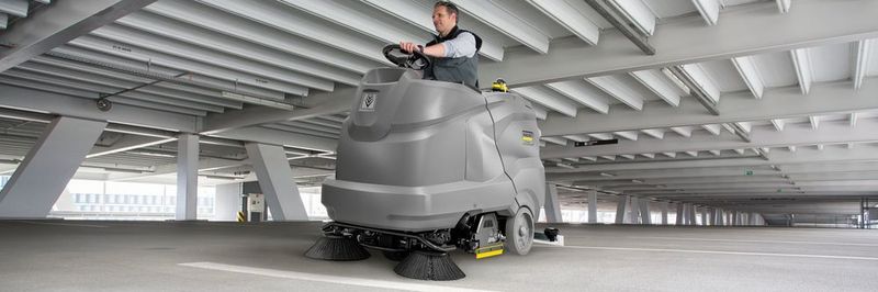 Mit 200 l Tankvolumen und einer maximalen Geschwindigkeit von 6 km/h kommt die neue Aufsitz-Scheuersaugmaschine B 200 R auf eine theoretische Flächenleistung von 5400 m²/h.