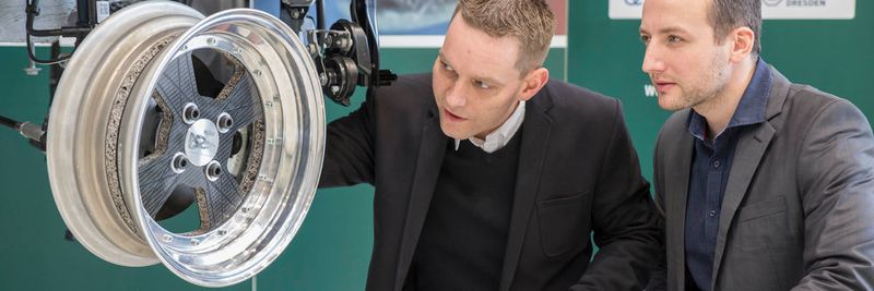 Das Gewicht des Pkw-Rades wurde durch den Einsatz von neuartigen Materialien und Strukturen um mehr als die Hälfte im Vergleich zu einem Referenzrad aus Stahl reduziert.