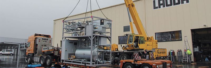 After successful test runs and customer approval in-house at Lauda, the first high-temperature system was loaded for transport to the customer.