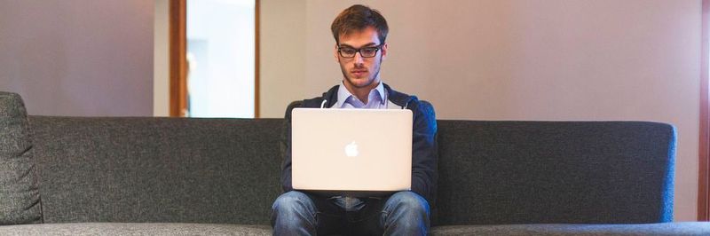 Wer abends noch einmal das Notebook anwirft, um seine beruflichen Mails zu checken, verletzt damit das in Deutschland geltende Arbeitsrecht. Denn dieses verlangt nach "Dienstschluss" eine elfstündige, strikte Ruhepause, bevor weitergearbeitet werden darf.