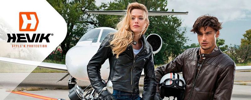 Hevik, die Marke, die italienischen Style mit Motorradbekleidung verbindet, bietet eine breite Produktpalette für alle, die bei ihrer täglichen Leidenschaft für zwei Räder nicht auf Sicherheit verzichten wollen.