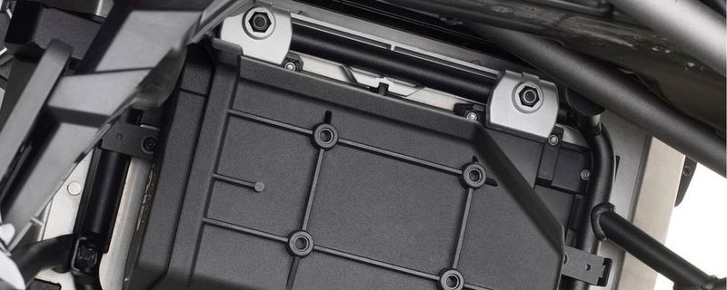 Durch ein spezielles Kit kann die Tool Box auch auf dem Seitenkoffer-Träger montiert werden. Die Kompatibilität des eigenen Fahrzeugs kann auf der Website überprüft werden.