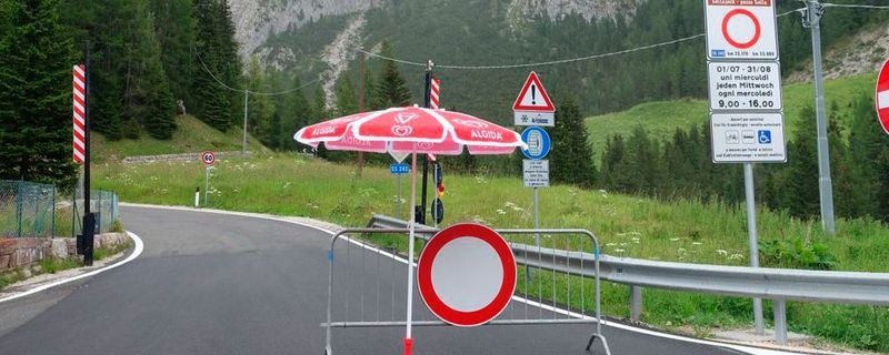 Auf der Pass-Straße über das Sellajoch gilt seit 5. Juli bis Ende August 2017 jeweils mittwochs von 9 bis 16 Uhr ein Fahrverbot.