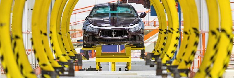 Modernste Planungs-, Entwicklungs- und Fertigungsmethoden haben bei diesem italienischen Automobilproduzenten Einzug gehalten, um damit nicht nur höchste Qualität, sondern auch maximale Effizienz zu erzielen. (Das Bild zeigt die Fertigung des Maserati Ghibli in Grugliasco/Italien)